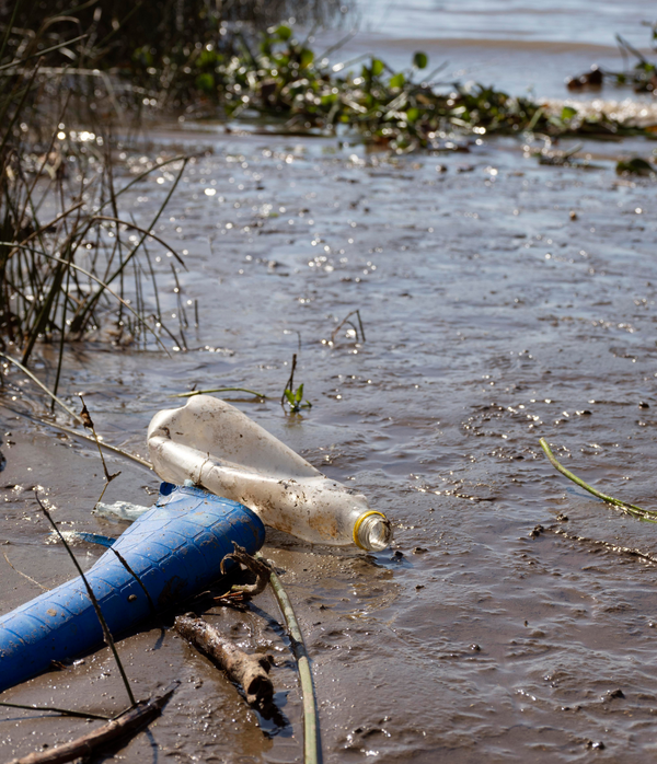 Plásticos Contaminados: La Amenaza Invisible en Nuestros Ríos